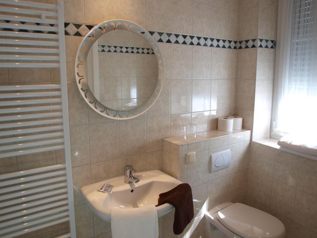 Hotel Gasthof Schuster Und Gaestehaus Рюдесхайм ам Рейн Стая снимка